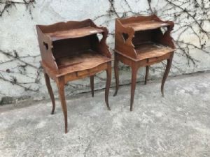 Encantadora dupla de mesas de cabeceira em nogueira provençal - Restaurada (em andamento)_car 1546